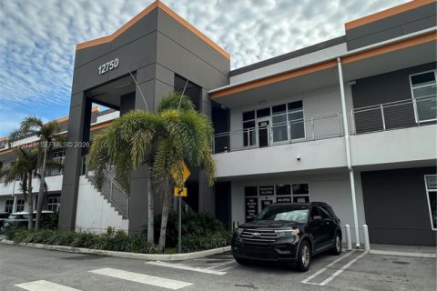 Commercial property in Sweetwater, Florida № 2026724 - photo 2