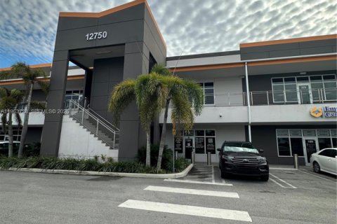 Commercial property in Sweetwater, Florida № 2026724