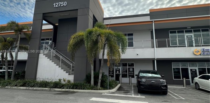 Commercial property in Sweetwater, Florida № 2026724