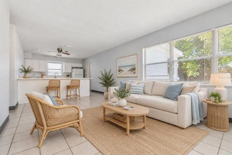 Apartment in Saint Petersburg, Florida 2 bedrooms, 74.32 sq.m. № 2391564 - photo 4
