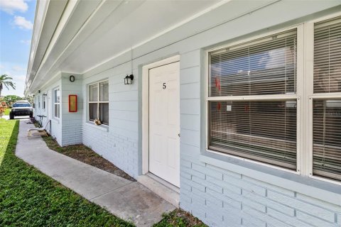 Apartment in Saint Petersburg, Florida 2 bedrooms, 74.32 sq.m. № 2391564 - photo 2