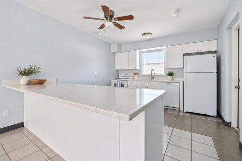 Apartment in Saint Petersburg, Florida 2 bedrooms, 74.32 sq.m. № 2391564 - photo 6