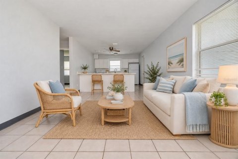 Apartment in Saint Petersburg, Florida 2 bedrooms, 74.32 sq.m. № 2391564 - photo 3