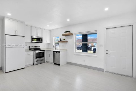 Casa en alquiler en Miami, Florida, 3 dormitorios, 164.62 m2 № 2049384 - foto 3