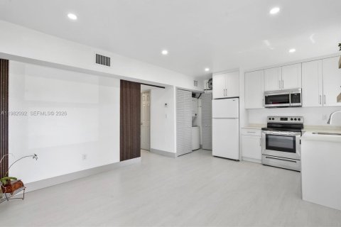 Casa en alquiler en Miami, Florida, 3 dormitorios, 164.62 m2 № 2049384 - foto 2