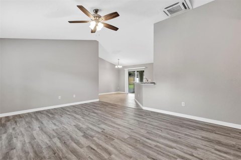 House in Ocala, Florida 3 bedrooms, 119.29 sq.m. № 2210342 - photo 10
