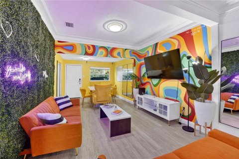 House in Miami, Florida 6 bedrooms, 161.65 sq.m. № 2059025 - photo 4