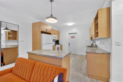 House in Miami, Florida 6 bedrooms, 161.65 sq.m. № 2059025 - photo 8