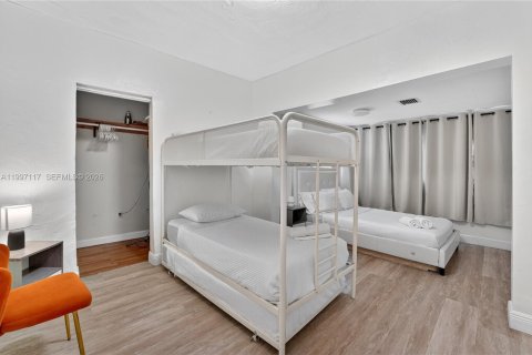 House in Miami, Florida 6 bedrooms, 161.65 sq.m. № 2059025 - photo 20