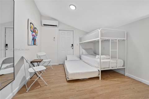 House in Miami, Florida 6 bedrooms, 161.65 sq.m. № 2059025 - photo 15