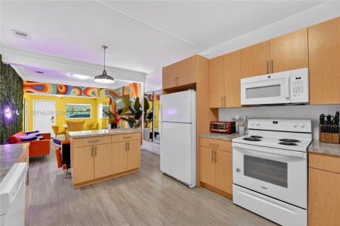 House in Miami, Florida 6 bedrooms, 161.65 sq.m. № 2059025 - photo 10