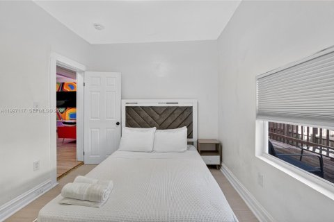 House in Miami, Florida 6 bedrooms, 161.65 sq.m. № 2059025 - photo 19