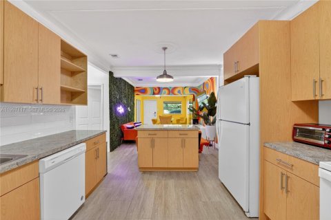 House in Miami, Florida 6 bedrooms, 161.65 sq.m. № 2059025 - photo 11