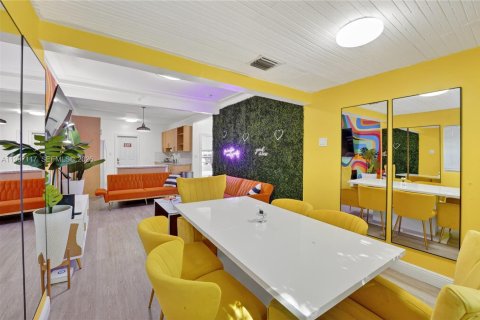 House in Miami, Florida 6 bedrooms, 161.65 sq.m. № 2059025 - photo 2