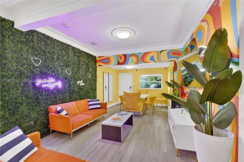 House in Miami, Florida 6 bedrooms, 161.65 sq.m. № 2059025 - photo 5