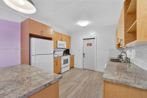 House in Miami, Florida 6 bedrooms, 161.65 sq.m. № 2059025 - photo 6