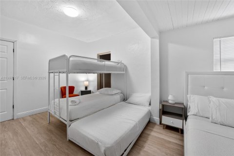 House in Miami, Florida 6 bedrooms, 161.65 sq.m. № 2059025 - photo 24