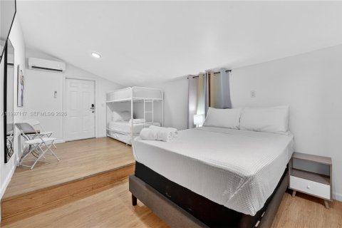 House in Miami, Florida 6 bedrooms, 161.65 sq.m. № 2059025 - photo 14