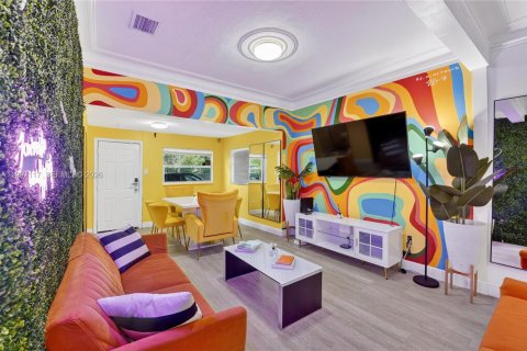 House in Miami, Florida 6 bedrooms, 161.65 sq.m. № 2059025 - photo 1