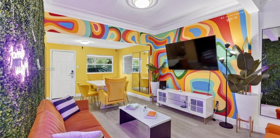 House in Miami, Florida 6 bedrooms, 161.65 sq.m. № 2059025