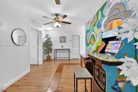 House in Miami, Florida 6 bedrooms, 161.65 sq.m. № 2059025 - photo 29