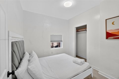 House in Miami, Florida 6 bedrooms, 161.65 sq.m. № 2059025 - photo 18