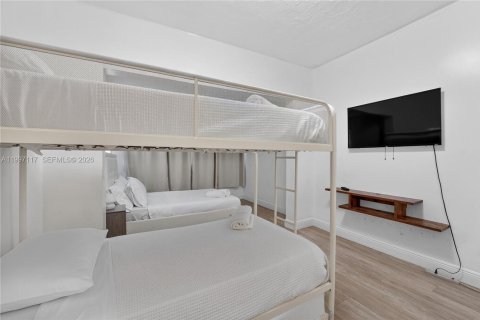 House in Miami, Florida 6 bedrooms, 161.65 sq.m. № 2059025 - photo 21