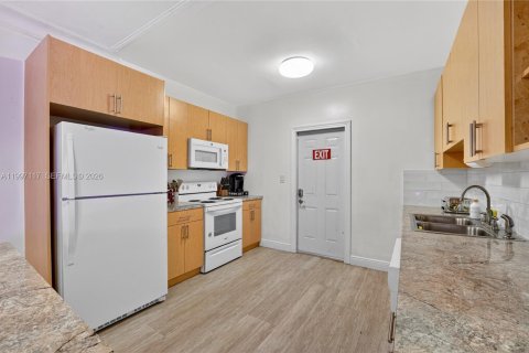 House in Miami, Florida 6 bedrooms, 161.65 sq.m. № 2059025 - photo 7