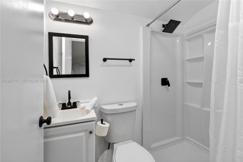 House in Miami, Florida 6 bedrooms, 161.65 sq.m. № 2059025 - photo 16