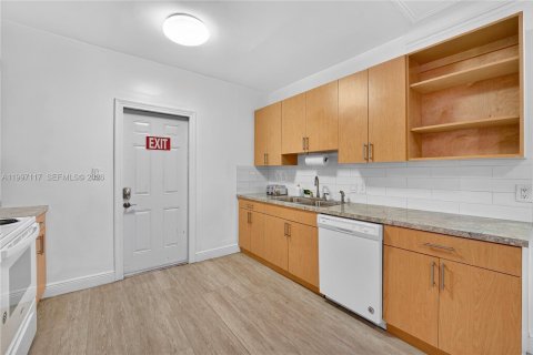 House in Miami, Florida 6 bedrooms, 161.65 sq.m. № 2059025 - photo 9