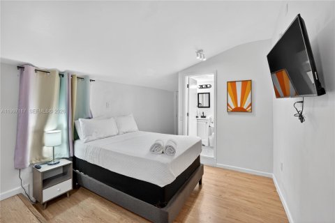 House in Miami, Florida 6 bedrooms, 161.65 sq.m. № 2059025 - photo 12