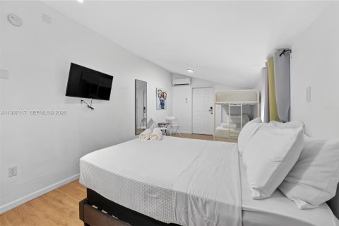 House in Miami, Florida 6 bedrooms, 161.65 sq.m. № 2059025 - photo 17