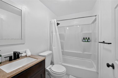 House in Miami, Florida 6 bedrooms, 161.65 sq.m. № 2059025 - photo 25