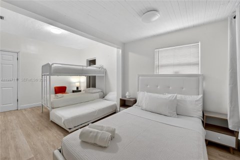 House in Miami, Florida 6 bedrooms, 161.65 sq.m. № 2059025 - photo 23