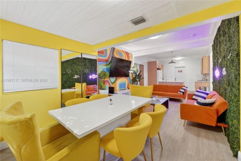 House in Miami, Florida 6 bedrooms, 161.65 sq.m. № 2059025 - photo 3