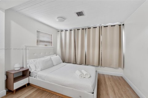 House in Miami, Florida 6 bedrooms, 161.65 sq.m. № 2059025 - photo 22
