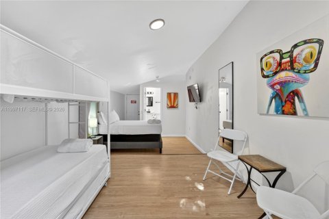 House in Miami, Florida 6 bedrooms, 161.65 sq.m. № 2059025 - photo 13