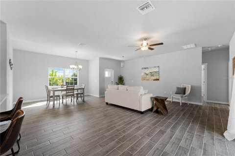 House in Port Charlotte, Florida 3 bedrooms, 155.15 sq.m. № 1087485 - photo 11