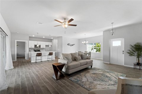 House in Port Charlotte, Florida 3 bedrooms, 155.15 sq.m. № 1087485 - photo 10