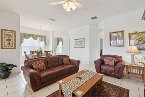 House in Davenport, Florida 4 bedrooms, 162.76 sq.m. № 2212533 - photo 9