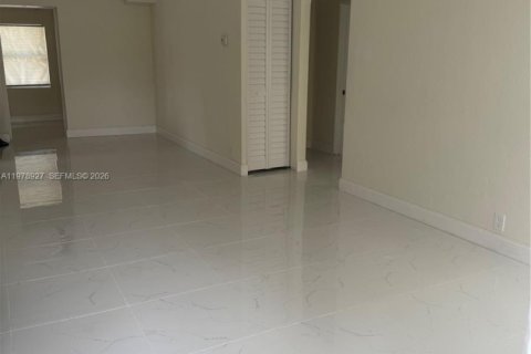 House in Miami, Florida 3 bedrooms, 81.57 sq.m. № 2046625 - photo 12