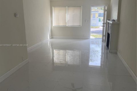 House in Miami, Florida 3 bedrooms, 81.57 sq.m. № 2046625 - photo 11