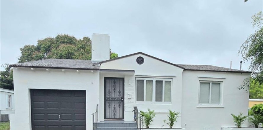 House in Miami, Florida 3 bedrooms, 81.57 sq.m. № 2046625