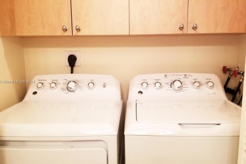 Copropriété à vendre à Hallandale Beach, Floride: 3 chambres, 148.64 m2 № 1920872 - photo 14