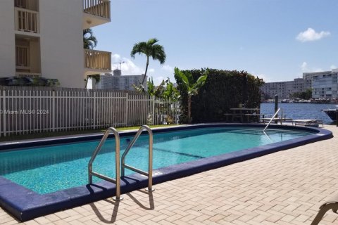 Copropriété à vendre à Hallandale Beach, Floride: 3 chambres, 148.64 m2 № 1920872 - photo 18