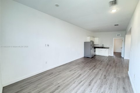 Casa en alquiler en Hallandale Beach, Florida, 3 dormitorios, 107.58 m2 № 1930425 - foto 4