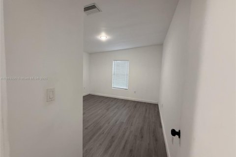Casa en alquiler en Hallandale Beach, Florida, 3 dormitorios, 107.58 m2 № 1930425 - foto 11