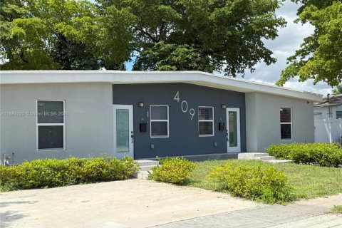 Casa en alquiler en Hallandale Beach, Florida, 3 dormitorios, 107.58 m2 № 1930425 - foto 1