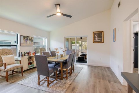 House in Tampa, Florida 3 bedrooms, 176.51 sq.m. № 2121678 - photo 9