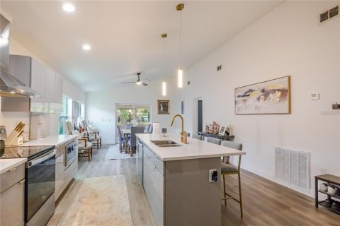 House in Tampa, Florida 3 bedrooms, 176.51 sq.m. № 2121678 - photo 3